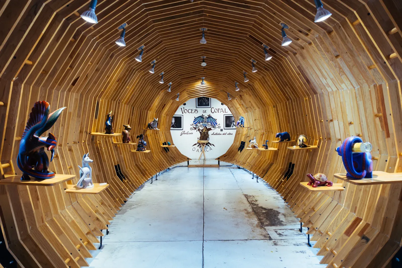 Artisan souvenirs in Voces do Copal