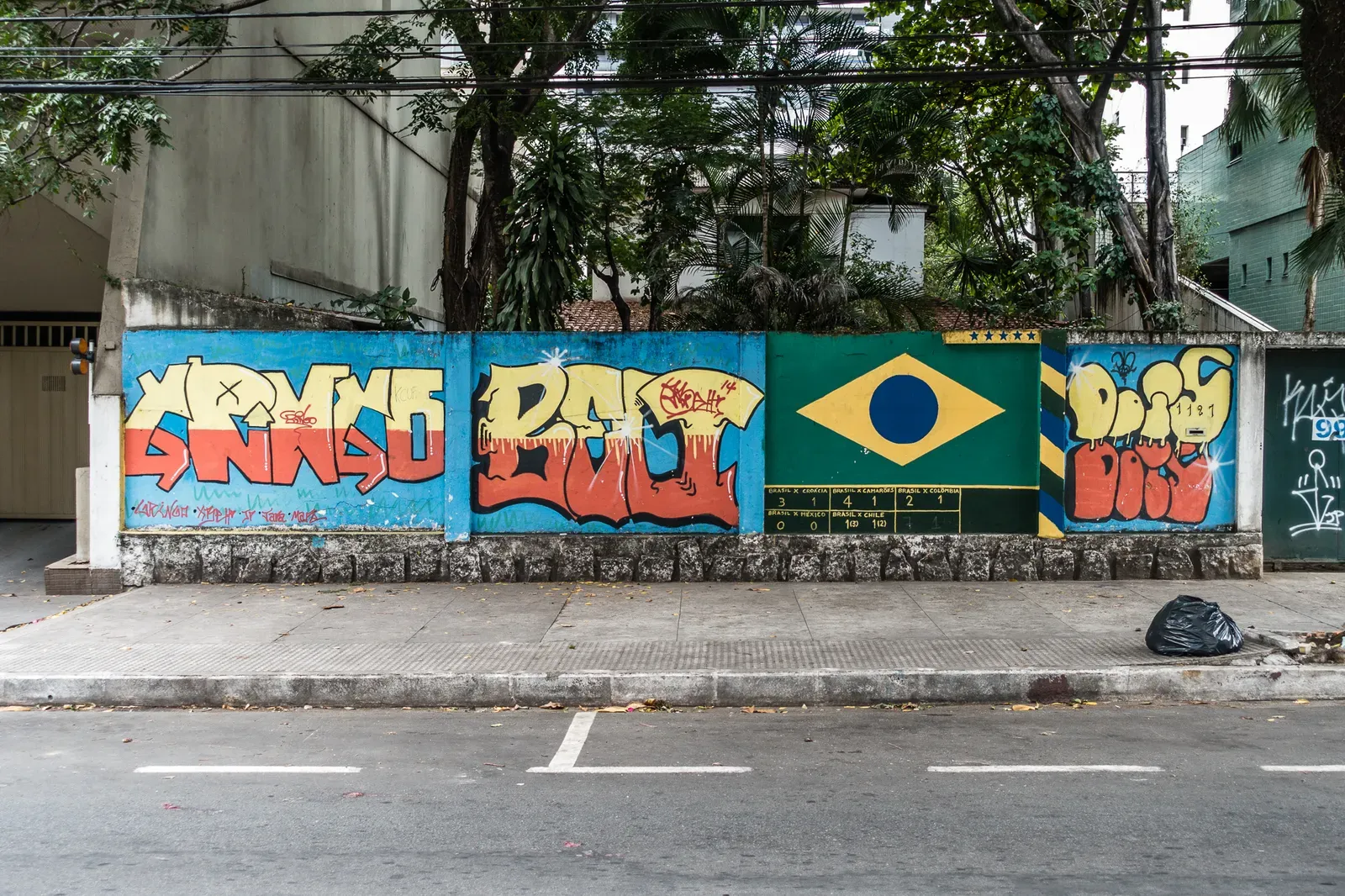 Street art in Praia do Canto